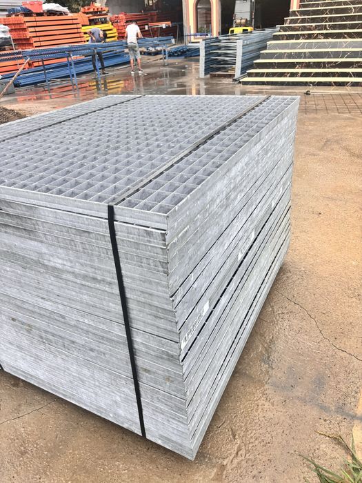 Rafturi metalice