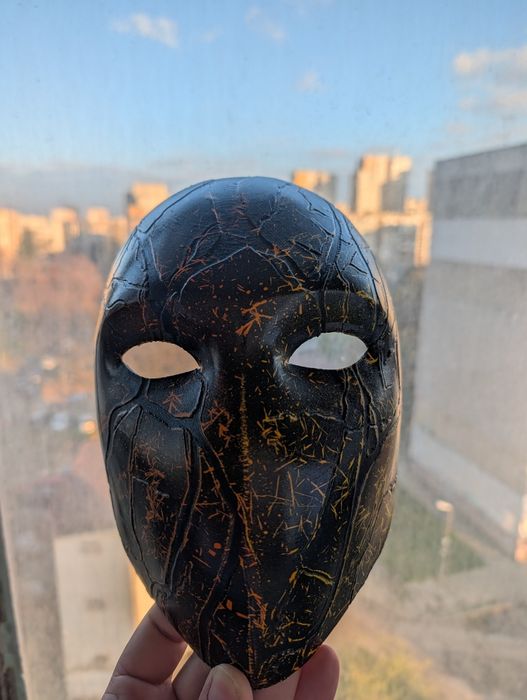 Продавам ръчно изработена маска