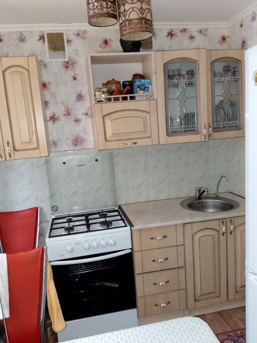 Продаю кухонный гарнитур б/у вместе с газовой плитой б/у и редуктор