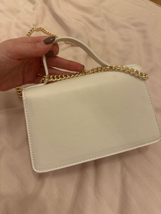 Малка бяла чанта чисто нова