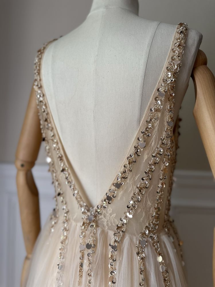 Rochie lungă din tul cu decolteu în V cu margele Cinderella Couture