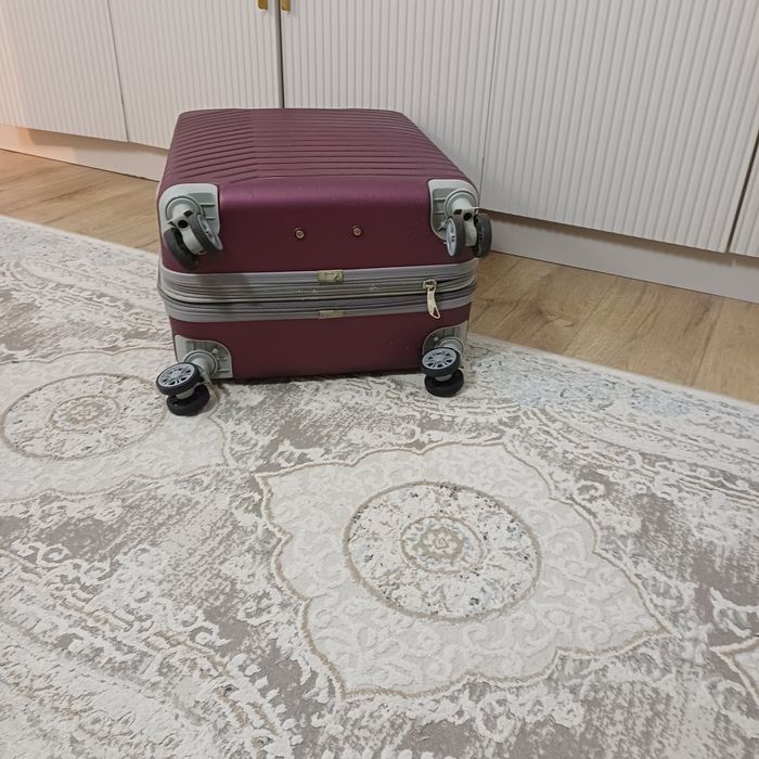 Продается чемодан в хорошем состояний