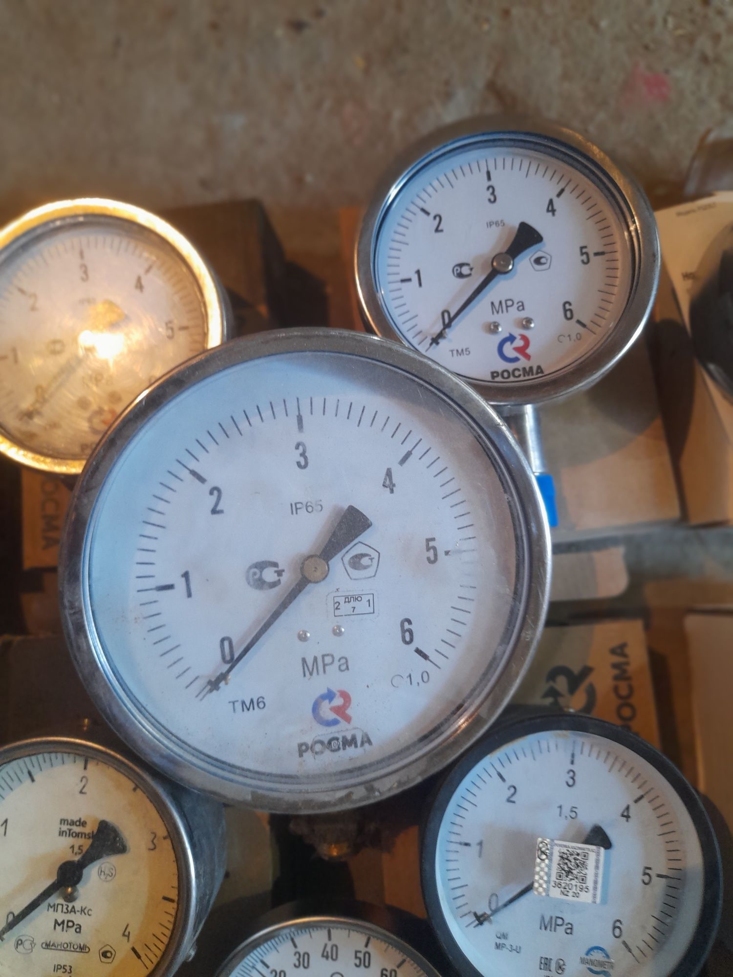 Продам манометры от 2,5 МПа до 6мпа. Резьба м 20 на 1,5.