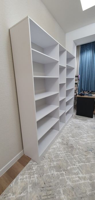 Kitoblar va buyumlar uchun maxsus javon