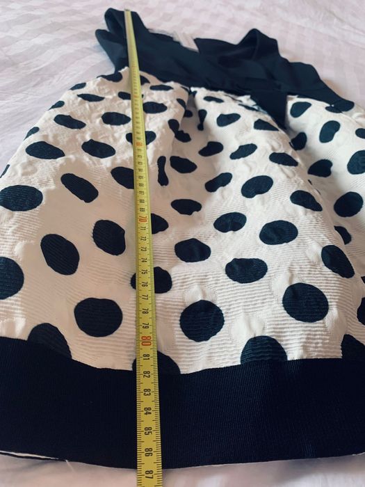 Rochie neagra, noua cu eticheta