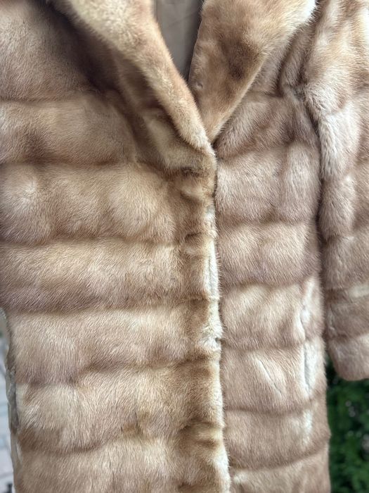 Vând palton din blana naturala din Vizon
