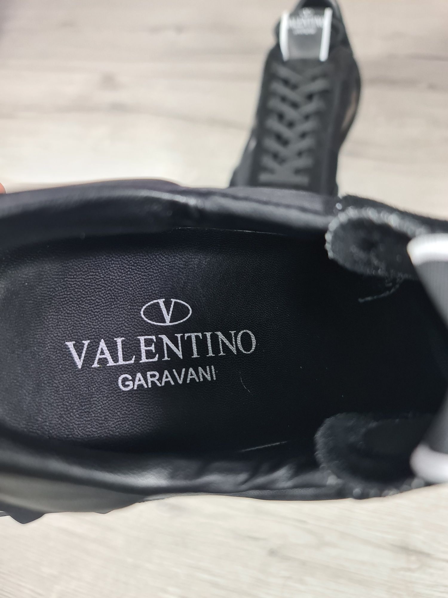 Sneakers-Valentino-Alb-Negru-Gri-Transp-Gratuit-Breloc-LV+Parfum-Cadou
