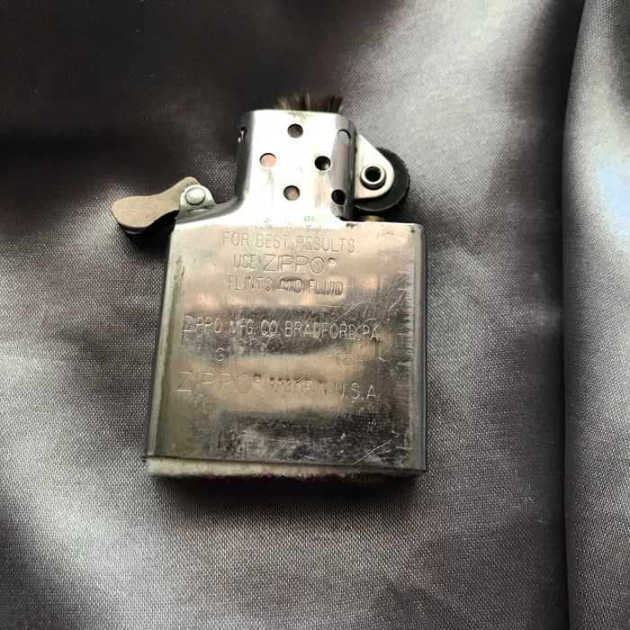 Зажигалка Zippo .