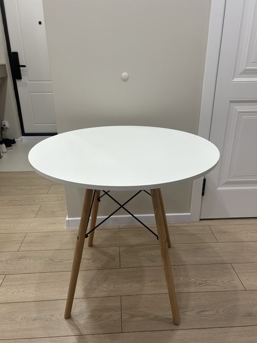 2 стульчика и 1 стол на 2-4 персоны в отличном состоянии