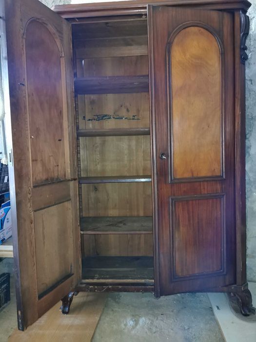 Dulap antic de peste 140 de ani