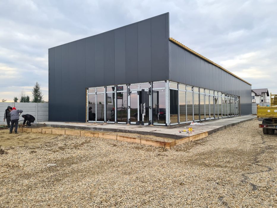 Hala pe structura metalica din profile invelita cu panouri sandwich