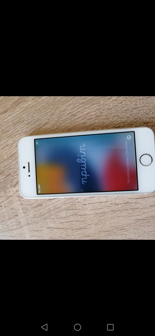IPhone  SЕ като нов. Много запазен.