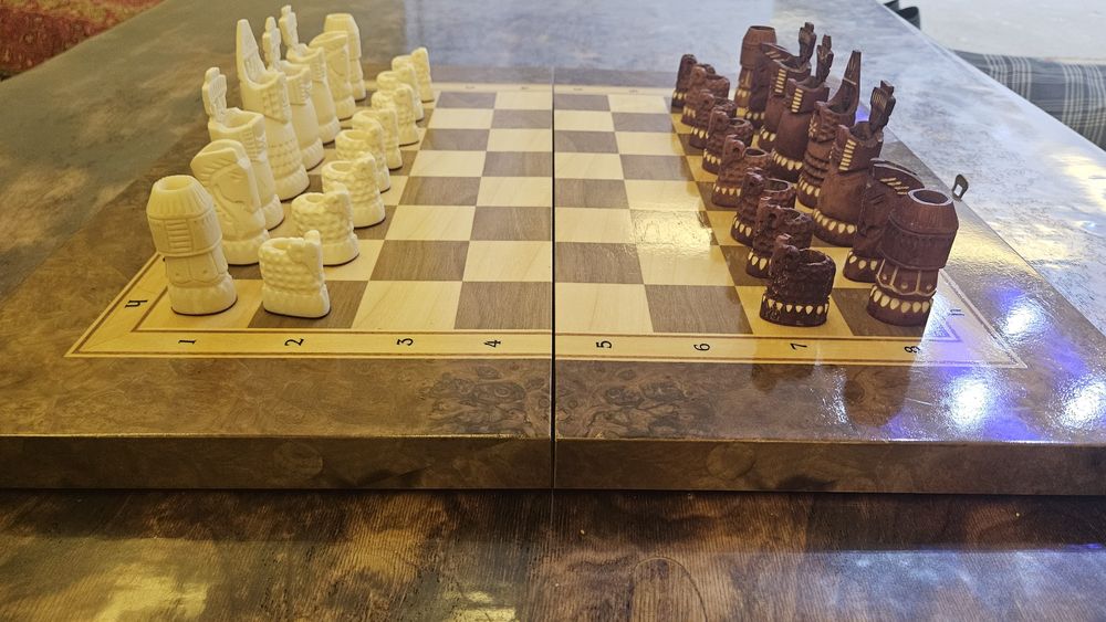 Шахматная доска из корня орехового дерева