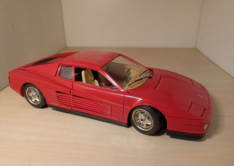 Ferrari testarossa 1984
Scara 1:18
Producător bburago
Material metal+p
