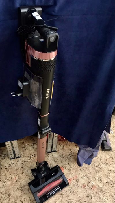 Вертикална прахосмукачка Shark IZ400EU