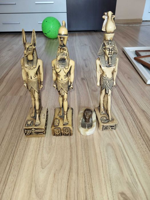 Tablouri si statuete