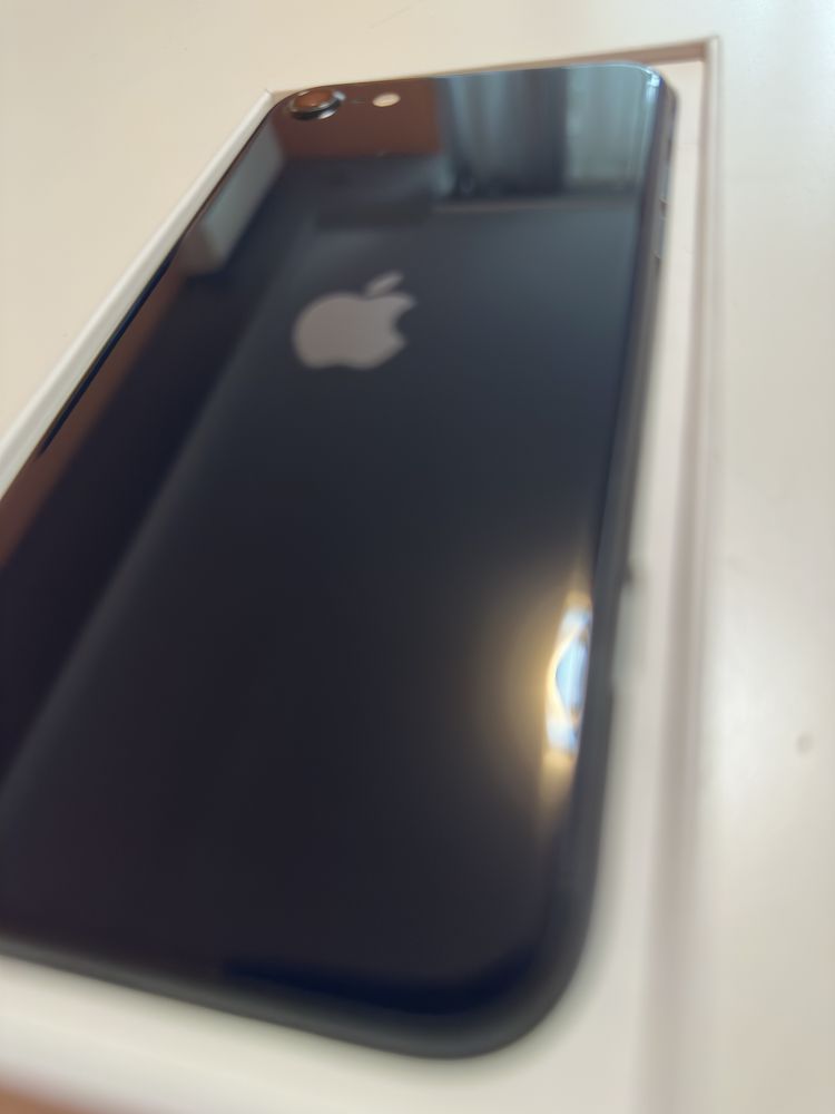 iPhone SE 2022 (3rd Gen) – 128GB – Отличен, без забележки + кейсове