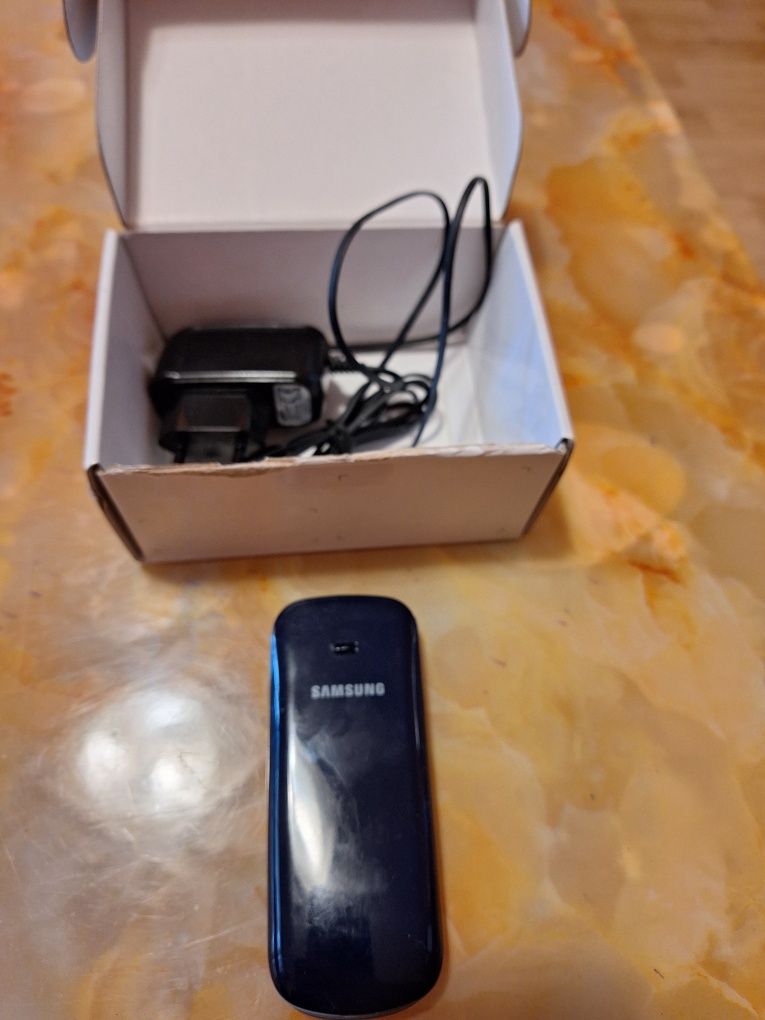 Продавам мобилен телефон Самсунг Е 1232 със 2 сим