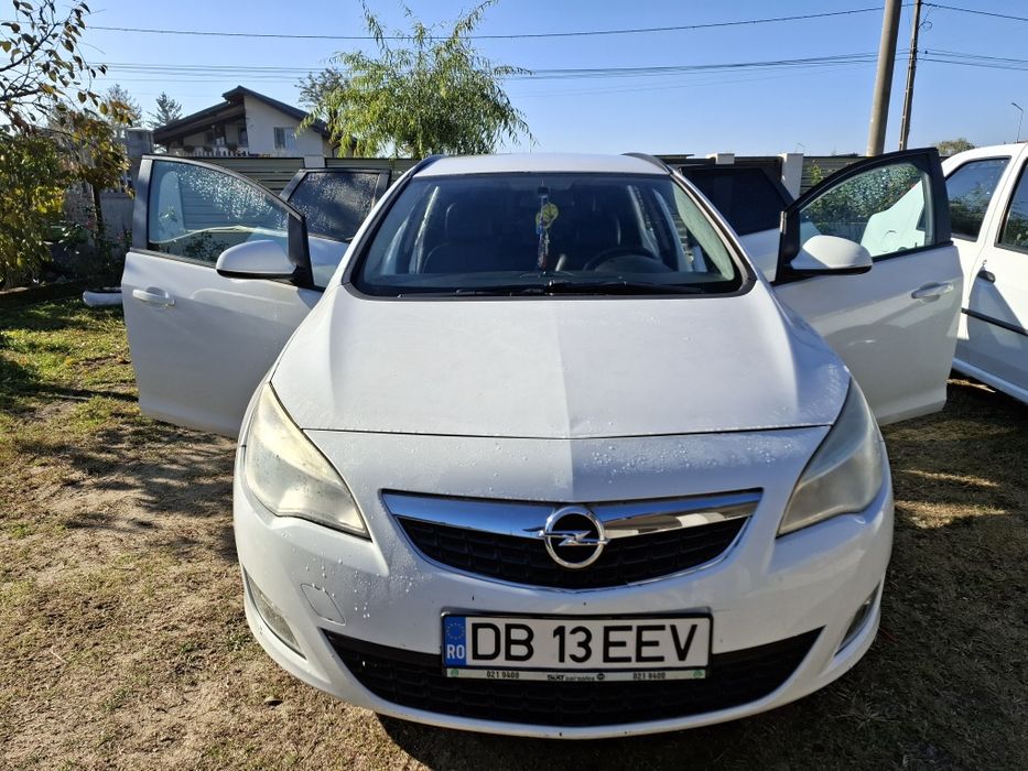 Vând opel astra j
