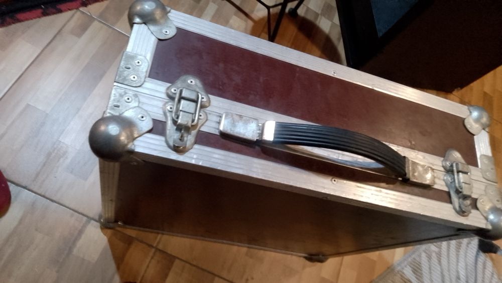 Vând case pentru instrument