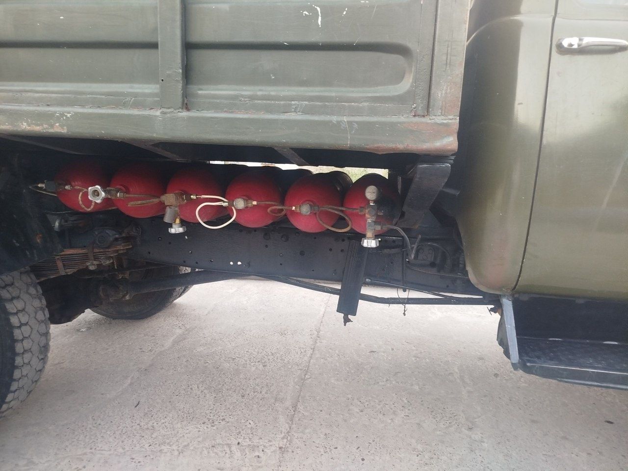 ZIL yuk mashinasi (olasiz minasiz=pul topar mashina) .Nari 9000$