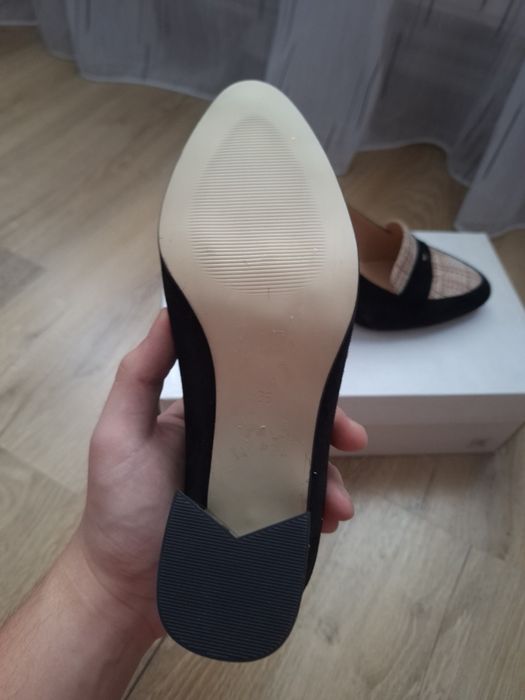 Pantofi cu toc , noi, Marcella