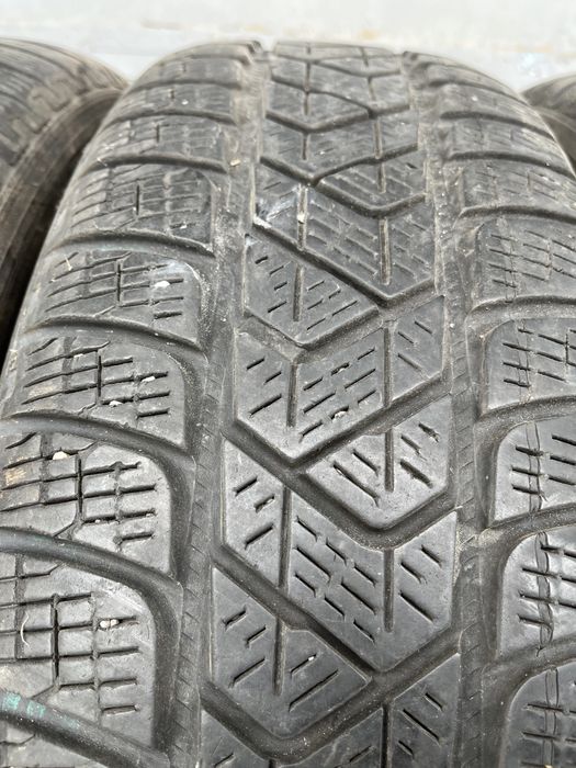 4 бр. зимни гуми 215/65/17 Pirelli DOT 3716 5-5,5 mm
