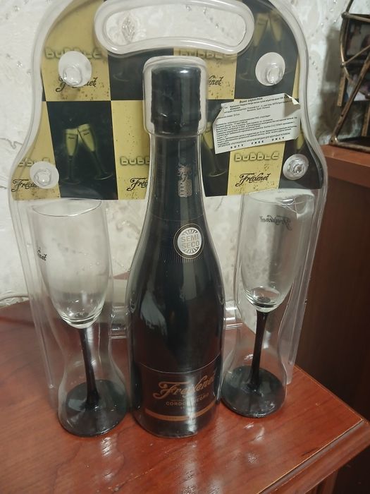 Шампанское оригинал Франция комплект с двумя бокалами