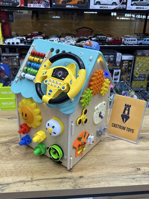 Бизиборд Домик развивающий, тип игрушек Монтессори 45х30см