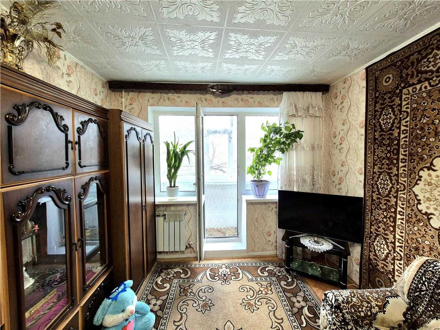Продам 2 комн квартиру на 4 мкр возле маг Одежда.
на 4/5 эт