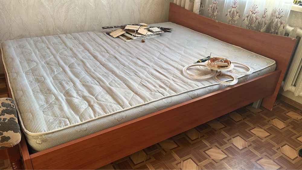 Продается срочно шкаф и спальнач кровать на двоих