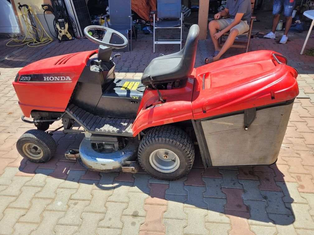 Vând tractoras 2213