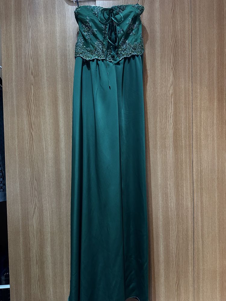 Rochie lunga superba, din satin verde smarald, cu corset