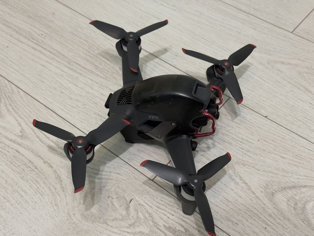DJI FPV- дрон с батерия и хъб за зареждане