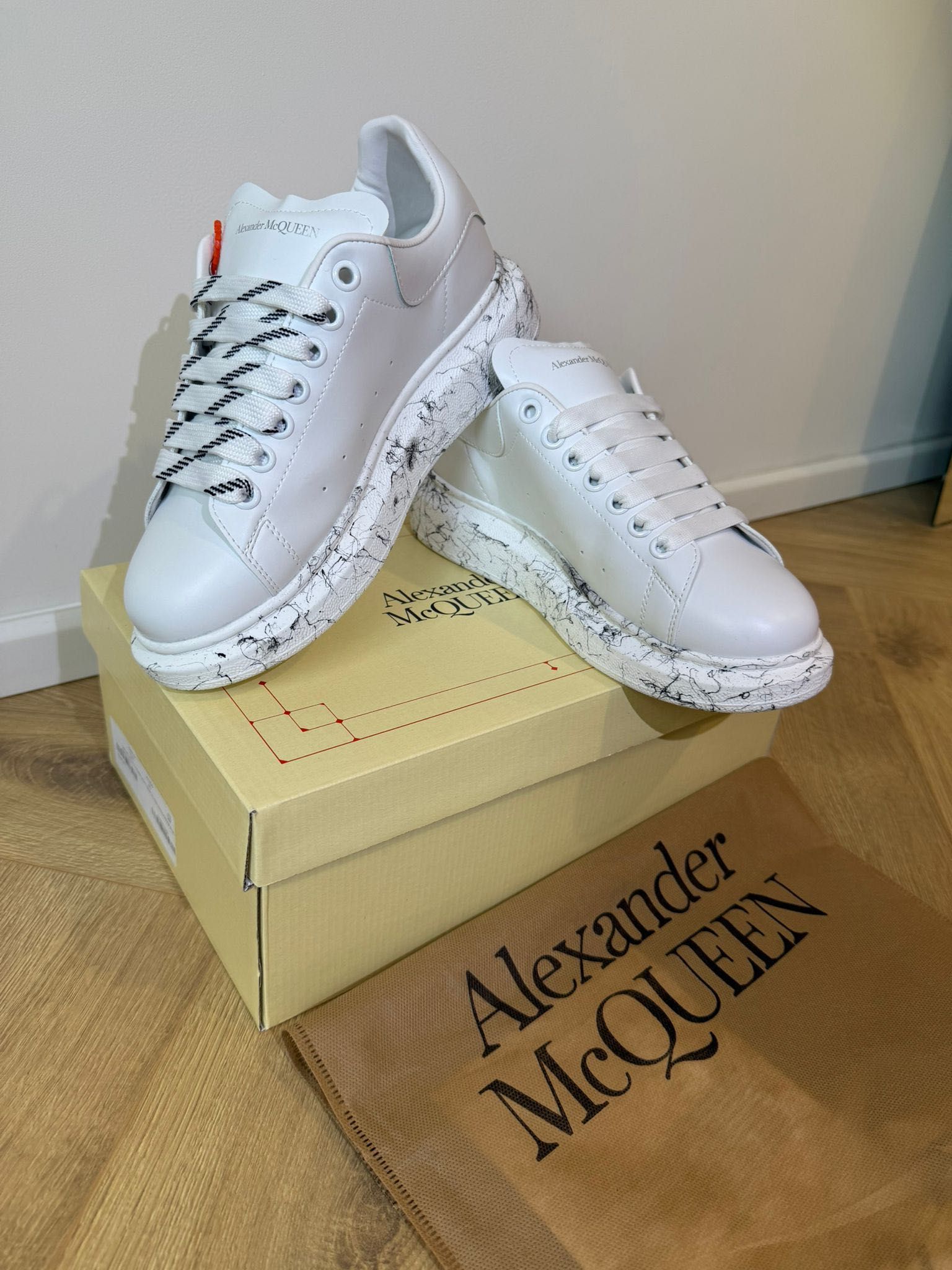 Adidasi Alexander M c Q u e e n Graffiti Edition