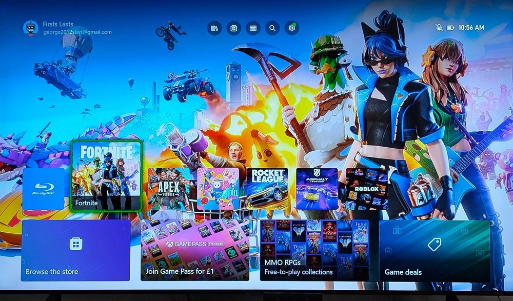 Consola joc XBOX One cu un controller si cateva jocuri instalate
