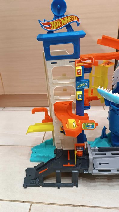 Hot Wheels Паркинг-гараж Акула – City Attacking Shark Escape