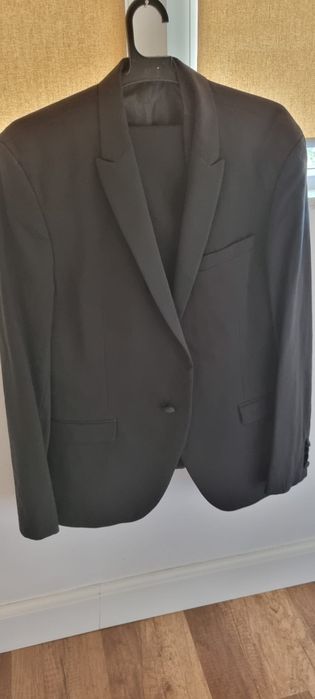 Vand costum barbatesc ,marimea l,purtat o singura data