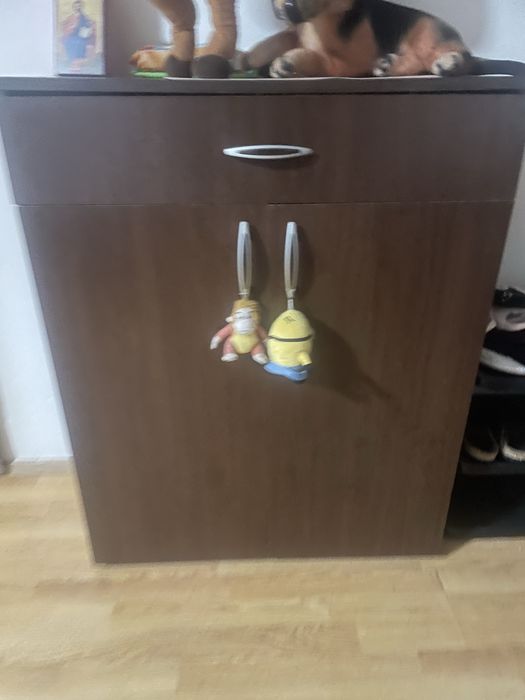 Vind trei corpuri de dulap sunt in stare foarte buna