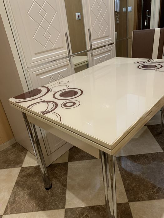 Комплект четири стола и маса