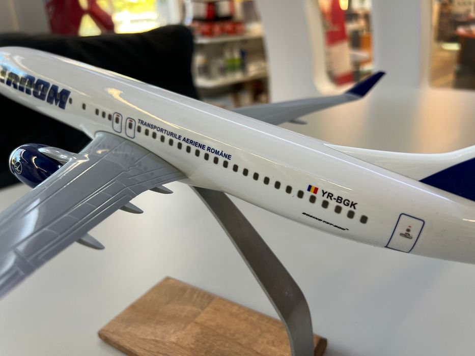 Macheta : Tarom Boeing 737-800 YR-BGK Mihai Viteazul - model 1:100-