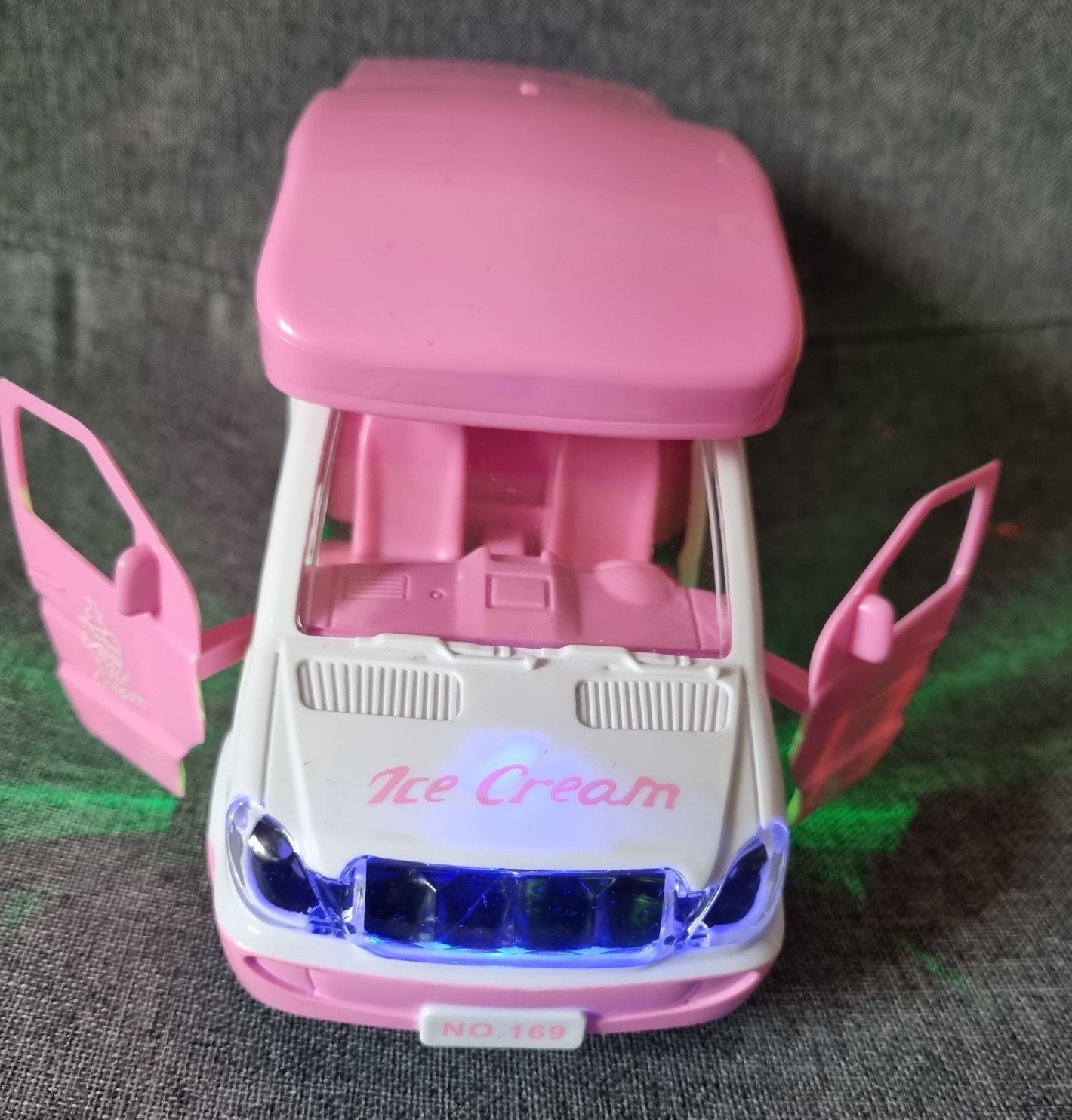 Masinuta de inghetata roz cu sunete și lumini