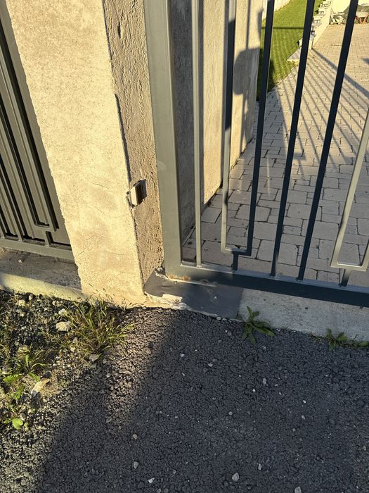 Porti gard - de doi metri jumatatea deci poarta inchisă este de patru