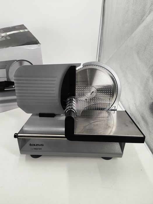 Чисто нова колбасорезачка TAURUS CUT MASTER

Мощност: 150 W

19 см диа