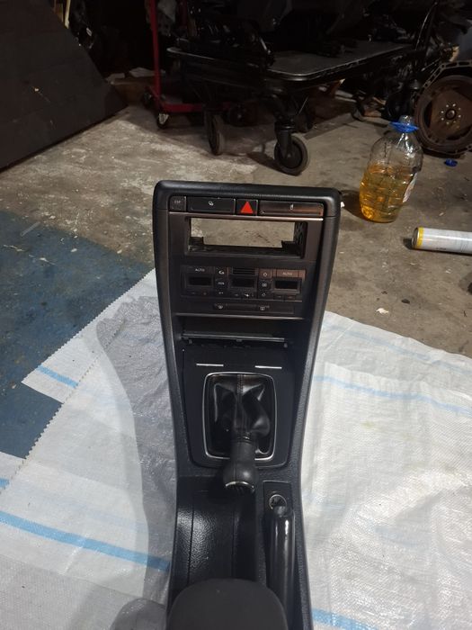 Consola centrala completa audi a4 b7 1.9 tdi BKE 5trepte 2006