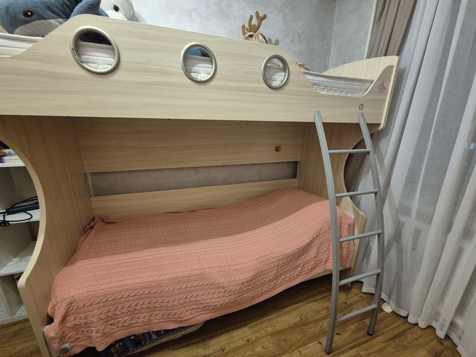 Продам 2-х этажную кровать, самовывоз