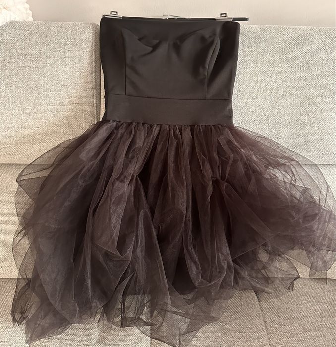 Къса черна рокля