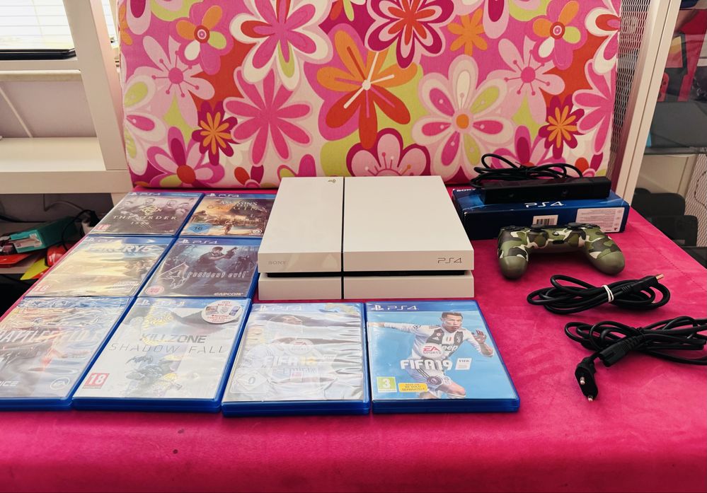 PlayStation 4 + джойстик, камера и 8 игри!
