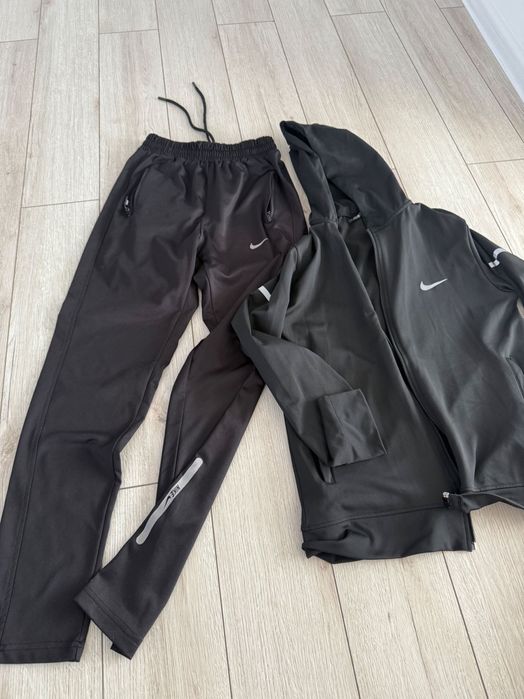 Екип Nike анцунг мек и еластичен с размер но става и за м