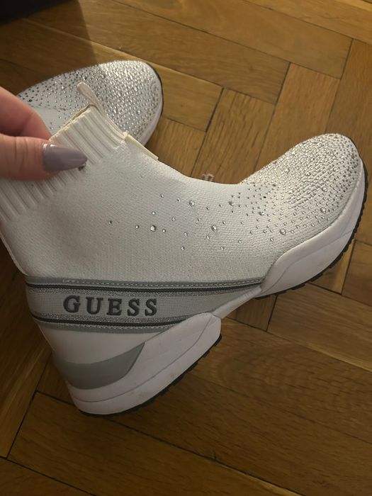 Бели обувки Guess с камъчета